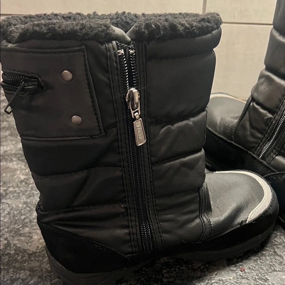 Size 12 Boys Kombhu Black Winter Snow Boots. Very good condition
